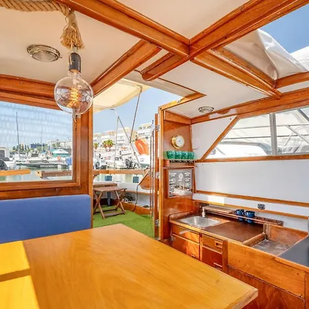 Apartmán Guestready - Corleone Boat In Parque Nacoes